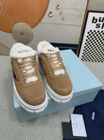 顶级版本 PRADA 普拉达秋冬新款厚底高帮雪地靴鞋这款牛筋底上脚非常舒适，今年非常爆，穿上 增高 休闲两不误，清爽的表现足以表达对鞋子的个个细节的把控， 面料 - 点击图像关闭