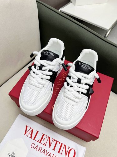 valentino 最新夏季透气时尚 情侣 款 ，厚底的独特设计时尚一族特现脚瘦一款百塔的时尚产品 面料：鞋头采用A级丝绸小牛皮；鞋胆采用透气材质空气层网格塔配