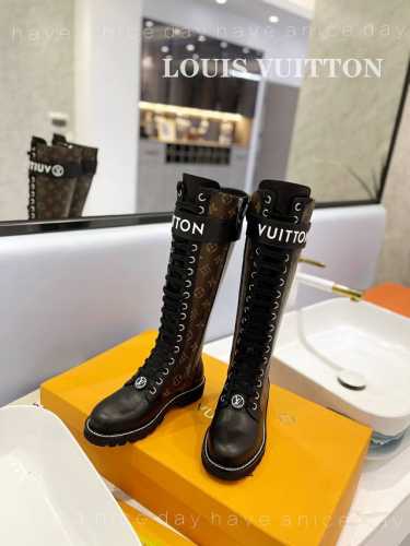 长靴 新品发布会 顶级复刻：LV平底靴采用小牛皮碰撞橡胶元素：Vuitton 标识点缀可调节魔术贴，LV Circle 标识栖身长鞋带。面橡胶外底真皮沿条，延续