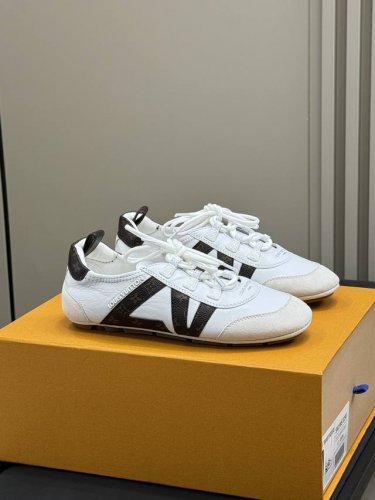 lv Ss25 New Arrival 从足尖来到街头 在 Balletcore 演变的关键节点 Lv用名为 Lv Sneakerina 的鞋款 给出了柔软之外