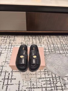 代购级 2025春夏时装周Miu Miu钱币乐福鞋谬谬新出的拖鞋真的让人一整个心都融化 鞋型整体都狠秀气不笨重、圆头拖鞋凉鞋 大底：原版开模鞋底 Size：#3