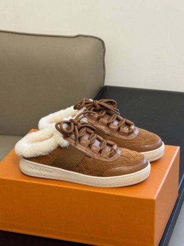 顶级品质 louisvuitton fw24 new arrival～ L家2024秋冬羊毛运动鞋半拖新品 鞋面麂皮压印迷你 老花logo拼接小牛皮， 细节丰富