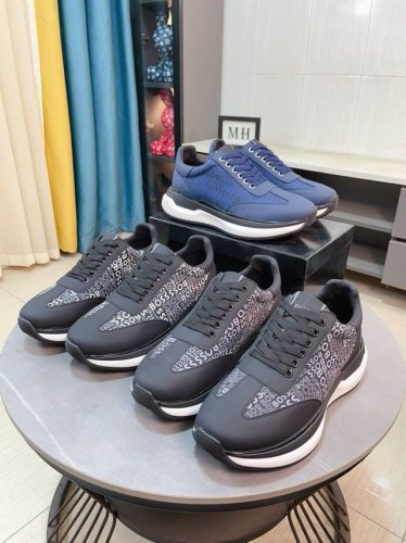 出厂价p Boss 以经典的设计成为永不落幕的时尚宠儿，经典的休闲造型。鞋面采用顶级反牛皮滴胶飞织 品牌Logo点缀 彰显品牌魅力；头层真皮里品牌专用大底，耐磨
