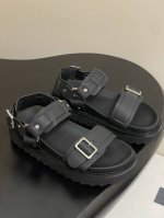 inuikii2025春夏新款 休闲魔术贴凉鞋 厚底机车凉鞋 舒适又有颜值 细节感十足 上脚也很舒服哟 小厚底款式时尚 搭配贴合脚型的内底 采用格外轻盈 舒适的