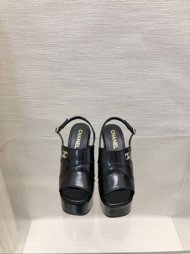 Chanel 23Ss新款小香书包扣玛丽珍中空凉鞋 可可爱爱的玛丽珍，全网专柜都爆了，复古又摩登的少女气息满满，上脚超显瘦～ 鞋面：小羊皮 拼漆皮头 内里：羊皮