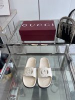 gucci 春夏新品 双G镂空 凉拖 匠心打造 缀饰一眼可辨的最新设计五金扣，配以浅金色调配件 为整个设计注入一抹精致优雅气息 原版定制牛皮 内里定制羊皮 橡胶