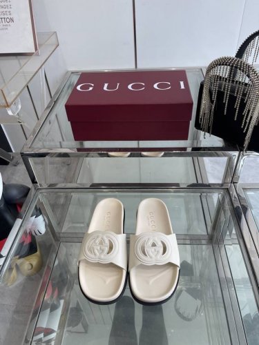 gucci 春夏新品 双G镂空 凉拖 匠心打造 缀饰一眼可辨的最新设计五金扣，配以浅金色调配件 为整个设计注入一抹精致优雅气息 原版定制牛皮 内里定制羊皮 橡胶