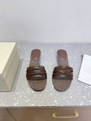 Unfolio 小众潮牌 25Ss夏季新款 猫跟 拖鞋 简约而不简单 交叉带设计 勾勒随性线条 无论是热情酒红 质朴棕褐 还是经典酷黑 都以独特质感彰显休闲态度