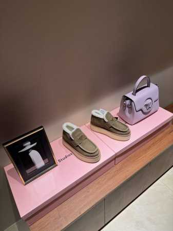 PRADA 普拉达2024秋冬新款△三角标一脚蹬羊毛鞋，厚底靴 雪地靴 双色擦色牛绒真羊羔毛棉靴雪地靴真皮沿条 双色TPU大底 材质细节可对比原版，市面普通版本 - 点击图像关闭
