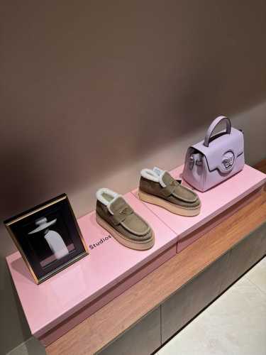 PRADA 普拉达2024秋冬新款△三角标一脚蹬羊毛鞋，厚底靴 雪地靴 双色擦色牛绒真羊羔毛棉靴雪地靴真皮沿条 双色TPU大底 材质细节可对比原版，市面普通版本