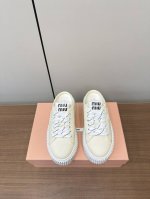 miumiu｜ 缪缪2025新品刺绣厚底帆布鞋 顶级原版面料质感满满，搭配经典字母刺绣，刺绣Logog立体饱满，瞬间点亮整体造型，辨识度Up！Ip超轻发泡大底！