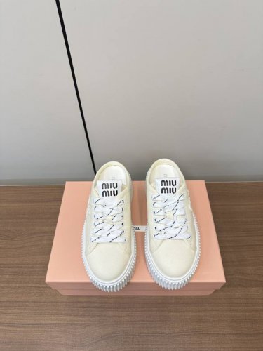 miumiu｜ 缪缪2025新品刺绣厚底帆布鞋 顶级原版面料质感满满，搭配经典字母刺绣，刺绣Logog立体饱满，瞬间点亮整体造型，辨识度Up！Ip超轻发泡大底！