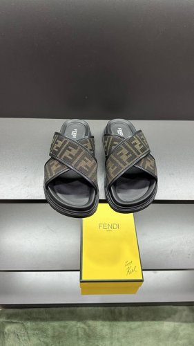 Fendi芬迪拖鞋 男鞋高端品牌 官网1:1最新力作 原版开模定制 面料釆用进口原版材料制作 升级版大底 更轻便 防滑 市场顶级品质 简单不失品味 潮人必备 时
