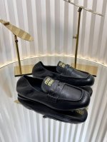 Miu Miu 24Ss秋冬季 布洛克方头乐福鞋 这款布洛克鞋线条简约设计经典 饰以Miu Miu徽标搭扣等金属细节 后松紧设计可踩脚一脚蹬 鞋面采用了进口 胎