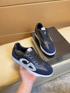 迪奥 原单品质.～ 独特现代风运动鞋。休闲鞋潮男必备款 意大利进口原版品牌，进口原版皮，羊里 拒绝脱色磨脚 鞋底：原厂特供原版底，法国懒人风格设计 贴脚 在贴原