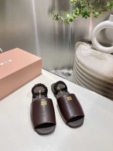 出 缪缪2025早春走秀新款一脚蹬懒人拖鞋 官方春夏走秀新款，时髦百搭，无论光脚穿还是搭配袜子穿都超级百搭！原版一比一开发 鞋面：定制进口牛皮 内里：羊皮 鞋底