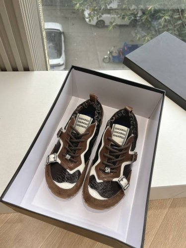 顶级版本 Sugarsu 25Ss 复古减龄拼色款 四色可选 鞋面搭扣点缀鞋侧，额外吸睛，俏皮的歪头楦型设计结合了 Sugarsu 波浪线条，潮流且时髦~ 鞋款