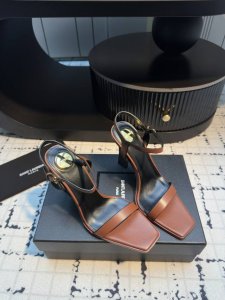 saint Laurent 25Ss Ysl 一字带凉鞋 上脚特别稳，超跟脚，放心入！鞋跟是重新开模定制的，独家的鞋跟，高度与正品一致区别各种不对版！高级的性感
