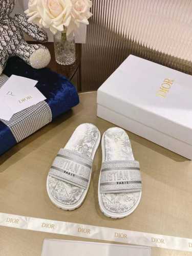 出厂价p 女装女鞋 运动原单 dir最新颜色经典款拖鞋 立体感刺绣设计上迪奥Logo点缀 简单大方 超好看超百搭 上脚非常柔软 颜色清爽 鞋面:进口电绣材料 内