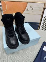 顶级版本 PRADA 普拉达秋冬新款厚底高帮雪地靴鞋这款牛筋底上脚非常舒适，今年非常爆，穿上 增高 休闲两不误，清爽的表现足以表达对鞋子的个个细节的把控， 面料