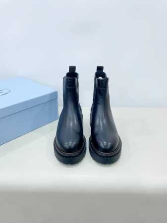 A普拉达2024新款时尚厚底休闲复古牛筋底牛皮靴，独到味道，人人都爱也轻松驾驭 每年都会爆.还有就是百搭经典的鞋楦，足以征服你，穿上它，增高休闲两不失误 上脚简 - 点击图像关闭