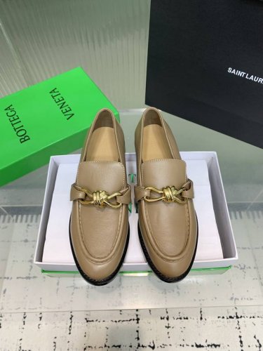 Bottega Venetabv Astaire系列结绳配饰乐福单鞋 上脚轻松又时髦 穿上它 百搭又时髦 轻松穿出高级感 每一步都走出你的时尚新节奏 鞋面材质选