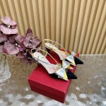 2025走秀款高版本Valentino 粗跟玛丽珍单鞋 绝美的质感 非常好搭配 任何季节可穿 华伦天奴此系列演绎全新时尚魅力 延续超高跟设计 深得海外知名博主青