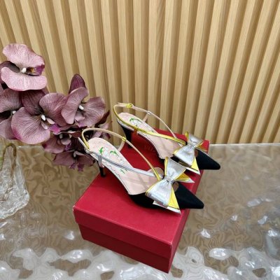 2025走秀款高版本Valentino 粗跟玛丽珍单鞋 绝美的质感 非常好搭配 任何季节可穿 华伦天奴此系列演绎全新时尚魅力 延续超高跟设计 深得海外知名博主青