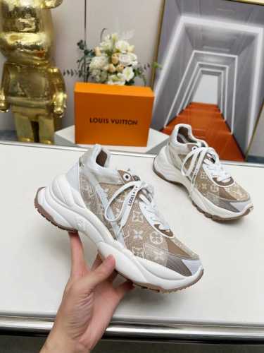 LV路易威登Run 55 运动鞋拼合网格面料、橡胶和粘胶等科技材质，搭配牛皮革材质，共同洋溢运动格调。Monogram 帆布后袢带等标志性元素传递品牌意趣 35