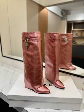 专柜正品级定制版本 GIVENCHY0 新款高跟层压皮皱长靴，市面最高版本 纪梵希 锁扣 皱漆款 风靡整个时尚圈 原版开发鞋型超级正 最高还原度鞋型 包裹性非常 - 点击图像关闭