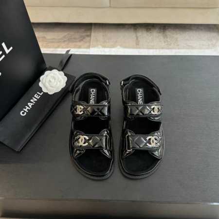 P半拖350 凉鞋250 真皮底30 Chanel 25新魔术贴凉鞋版面！ 顶级对版货！ 所有的颜色我家都有！ 鞋面进口面料，垫脚内里羊皮，原版五金扣。 均配专 - 点击图像关闭