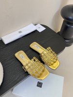 Totem* 新品 是时尚与舒适的完美邂逅 鞋面独特的编织纹理 交织出精致格调 彰显匠心工艺 简约的方头与平底设计 随性自在 低调中流露着高级感 轻松拿捏时髦氛