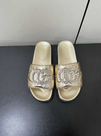 Gucci 25春夏新款一字厚底拖鞋～面料：进口压花小羊皮，手工缝钻G字logo厚底**显瘦！百搭随性！鞋面：刺绣羊皮内里 垫脚：羊皮底厚：3.5cm 前掌2. - 点击图像关闭