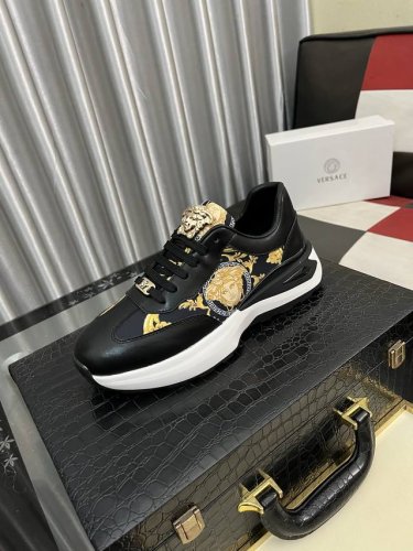 出厂价pp： Versace 范思哲时尚男鞋奢华品质，设计师在每一期都专业打造出范思哲每一款休闲鞋靴风格不一。鞋面采用意大利进口牛皮拼接，舒适网里上脚舒适。给你