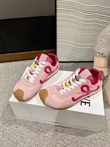 饰扣20 顶级跑量款 Loewe2025要意威 Ballet Runner 系列芭蕾运动鞋！！罗意威 Ballet Runner升级 2.0宽宽的不对称鞋头～丑