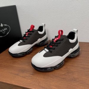 编码：Ys004050 prada 普拉达 男士新款气垫休闲运动鞋出货 经典纯原气垫鞋出货，采用雾面牛皮拼接客供织物鞋面，后跟鞋提拉袢小牛皮整体包裹细节，鞋舌红