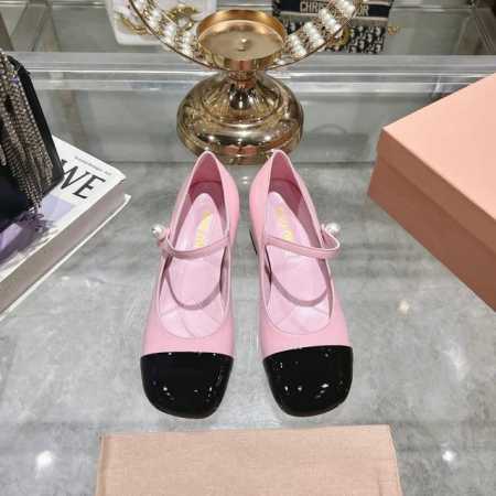 出厂 顶级品质miumiu缪缪25春夏走秀新款new arrival～拼色粗跟圆头玛丽珍珍珠一字扣带单鞋！金属miu缪logo饰以点缀，细节质感满满～复古时髦～ - 点击图像关闭