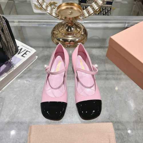 出厂 顶级品质miumiu缪缪25春夏走秀新款new arrival～拼色粗跟圆头玛丽珍珍珠一字扣带单鞋！金属miu缪logo饰以点缀，细节质感满满～复古时髦～