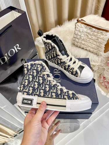 橙子出厂价 Dior 迪奥新款 B23系列 字母印花帆布鞋 休闲高帮运动鞋 情侣款 采用印花图案，设计自推出以来即成为迪奥的经典标志，并以新颖的比例重新演绎，经