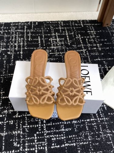 代购级 Loewe 罗意威 25Ss 春夏新品 拖鞋 疯狂种草简约设计感觉更干净优雅 让你念念不忘 颜色也很耐看漂亮，上脚瞬间气质十足气场，简直无敌帅气有型 鞋
