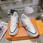 女码 男码 LOUIS VUITTON路易威登官网同步秋冬情侣款火爆上市，这款Neo Run Away运动鞋的灵感源自跑鞋，将LV标志性的必备鞋款融入潮流，该版