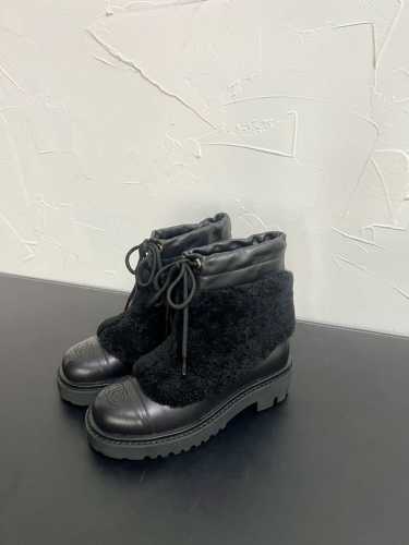 CHANEL 皮毛一体雪地靴 羊羔毛雪地靴 12月的雪季 已经按耐不住了，想去禾木看徒步踩雪~也想去吉林滑雪看雾淞的。御寒雪地靴安排上了. 秋冬高端定制，各大明