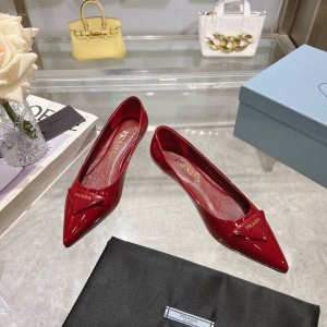 出厂价P PRADA 2024普拉达春夏新品，实力来袭！时髦百搭nice单品，意大利专柜代购原版鞋开发，1比1照足原味复刻。今年的主题就是不被定义 通过简单简洁