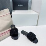 高品质出厂 ！顶级品质CHANEL香奈儿25春夏新品双c扣饰毛线针织鞋面平底拖鞋！香奶奶家一贯的优雅名媛气质高级感十足！上脚非常nice～不管搭配裙装、裤装、休