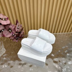 跑量价 赛琳 Celine 2025春夏新款凯旋门厚底沙滩拖鞋上新鞋面采用原版定制全粒面羊皮鞋身带有品牌元素压花图案 面料：全粒面羊皮 内里：羊皮 Size：3