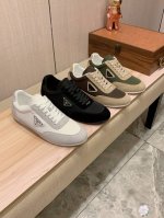 新款: 厂价 普拉达Prada* 最新爆款休闲鞋，顶端品牌 奢侈～代购，顶级～质量。 鞋面選用进口透气牛皮和布料设计材质透气羊皮垫脚 精细做工。原版个性时尚柔软
