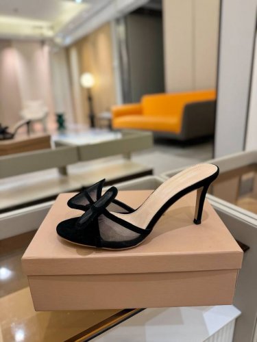 价格P： {拖鞋系} Gianvito Rossi 2025 这款高跟拖鞋 极简主义的 Elle、Gianvito Rossi 秉承了其传统意大利工艺，专注精巧