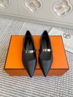Hermes爱马仕kiari系列kelly扣猫跟尖头单鞋顶级品质鞋面：进口小牛皮内里：羊皮内里垫脚跟高：平底 4cm大底：进口真皮大底size：35-39 40