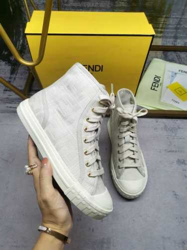 最新火爆款 FENDI Domino老花帆布鞋休闲运动鞋-全新必备款型！Domino帆布运动鞋成为深受喜爱的一款鞋履，对于想打造简约且具有FENDI特色造型的人