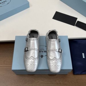 福利价 高品质！Prada 25ss 普拉达走秀款复古布洛克雕花皮鞋系列25年专柜走秀款 复古感时髦满满 随意百搭 时尚休闲 独到味道 轻松驾驭 休闲时髦 两不